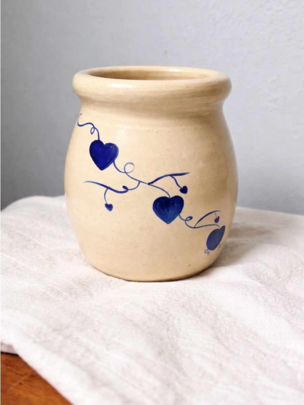 Vintage Hand-Painted Ceramic Utensil Crock with Blue Heart Vine - Picture 3 of 6